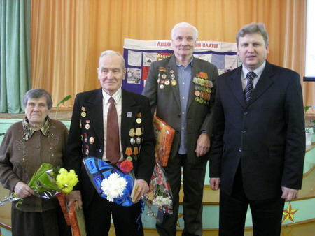 17:15 В городе Шумерле прошла акция «Солдатский платок», посвященная 65-летию снятия блокады Ленинграда